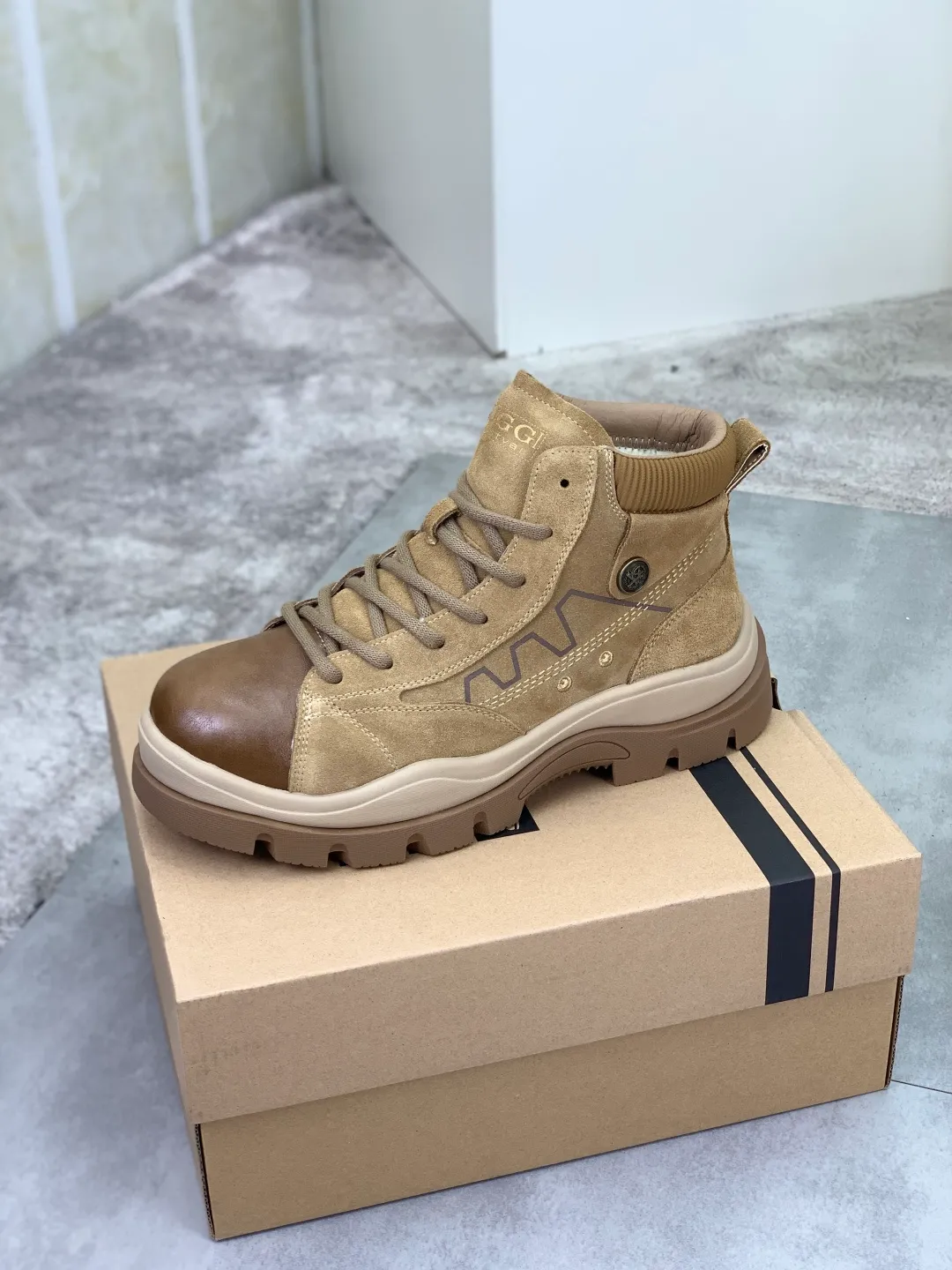 Men's men's shoes 💰P620 New arrival 🆕🆕🆕 IUGGI men's British retro Martin boots Winter new men's outdoor hiking boots First layer of cowhide on the outside and wool on the inside Comfortable and warm sole Rubber outsole Non-slip and firm Trendy and fashionable Casual and versatile Size: 39-44 Three colors A6869